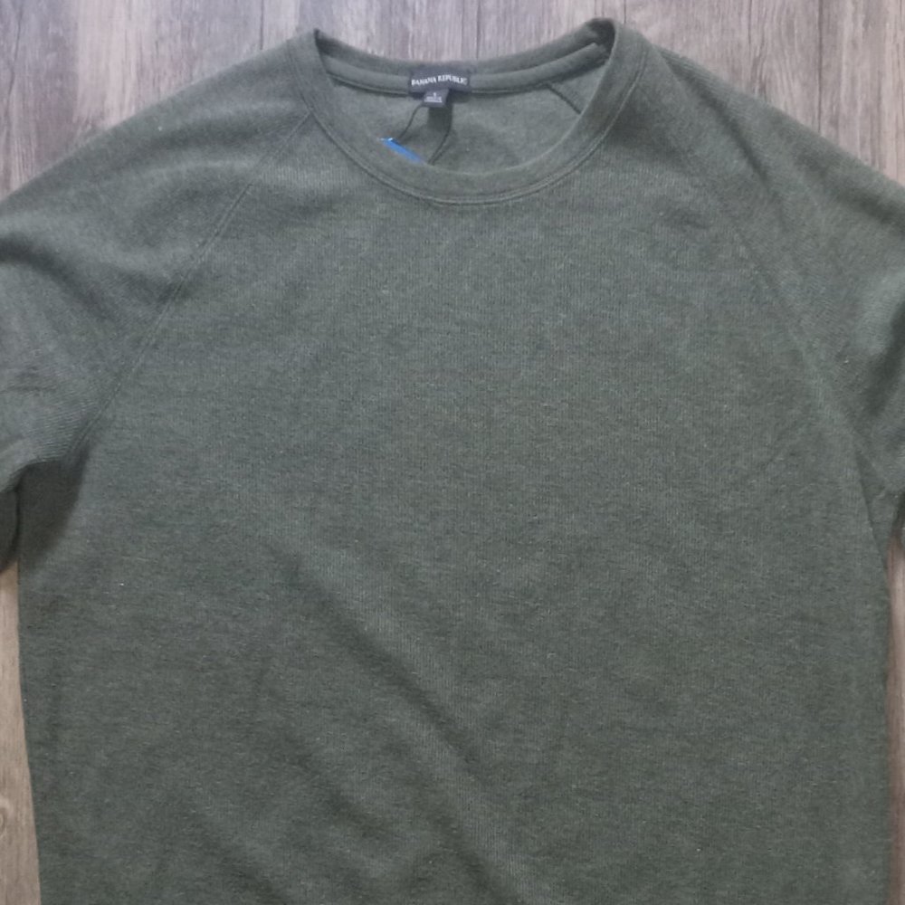 **CLEAROUT SALE** NWT Banana Republic Crewneck Pullover  (L)